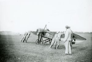 Flyvemaskiner på Skejby Mark, 1917. Fotograf E. A. Ebbesen.jpg