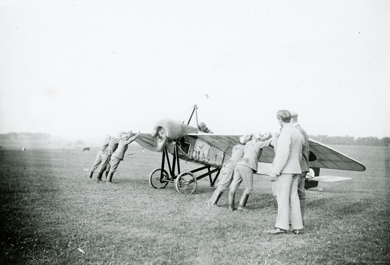 Fil:Flyvemaskiner på Skejby Mark, 1917. Fotograf E. A. Ebbesen.jpg