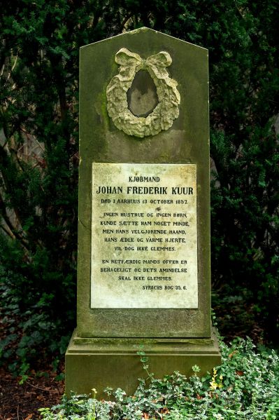 Fil:Gravsten Johan Frederik Kuur.jpg