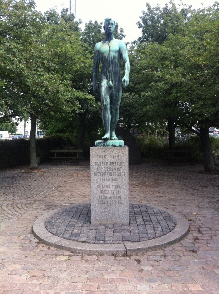 Fil:Mindesmærke for omkomne danske søfolk, 2014.jpg