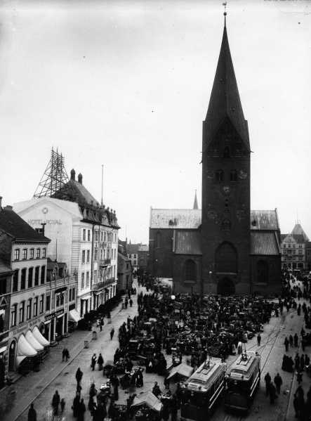 Fil:Store Torv mod Domkirken.jpg