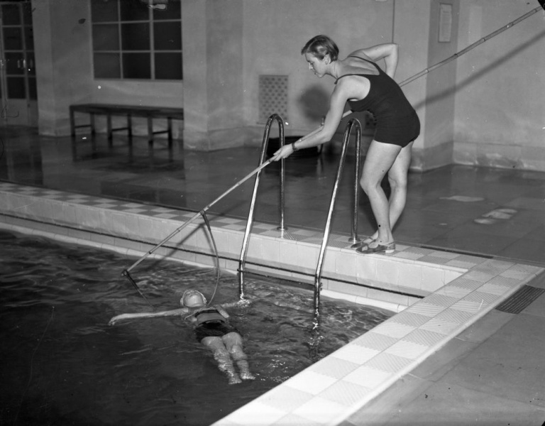 Fil:Svømmeundervisning 1935.jpg