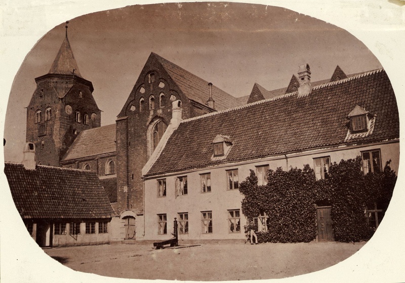 Fil:Aarhus Bispegård, ca. 1865, Andreas Fritz.jpg