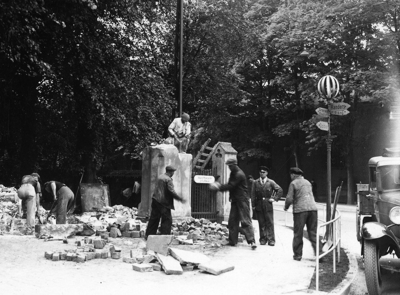 Fil:Indgang til Søndre kirkegård 1938, Aage Fredslund Andersen.jpg