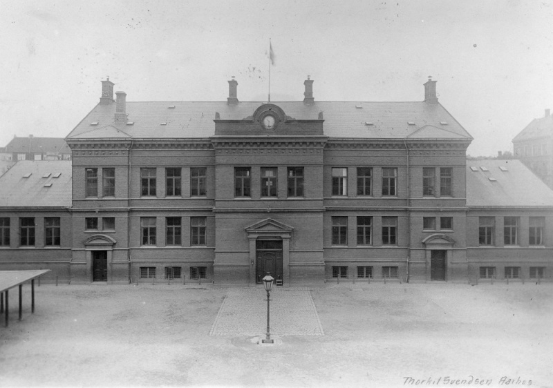 Fil:Ny Munkegades Skole 1910, fotograf Thorkild Svendsen.jpg
