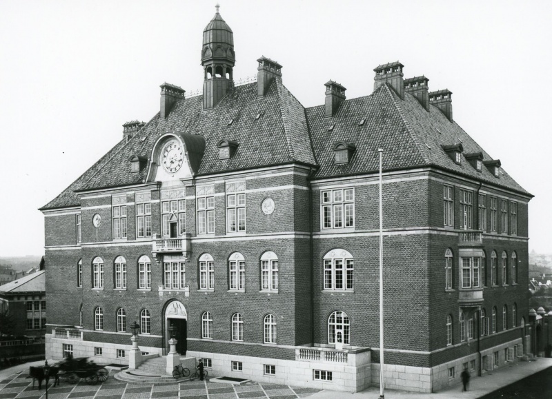 Fil:Ting og arretshuset, 1906, ukendt fotograf.jpg