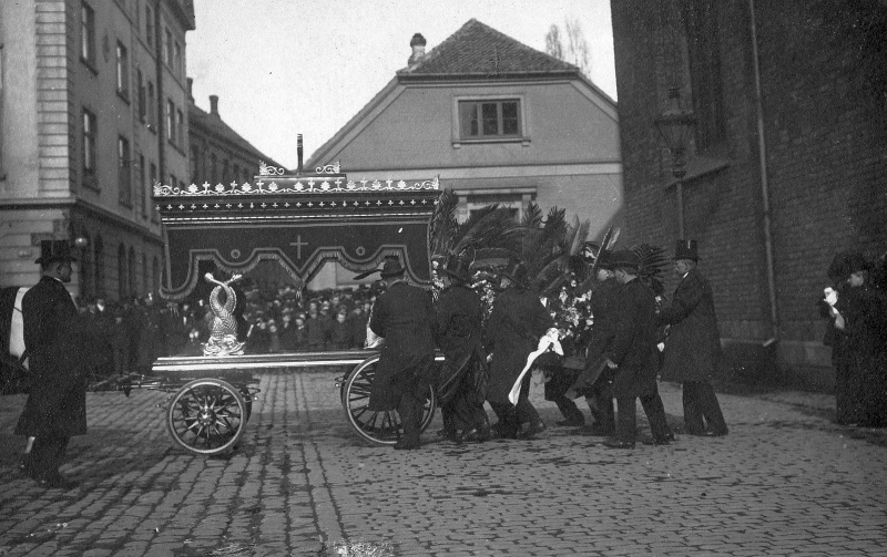 Fil:1908 Broges begravelse.jpg