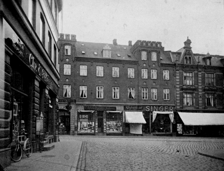 Fil:Hotel Skandinavien Skt Clemens Torv ca 1905.jpg