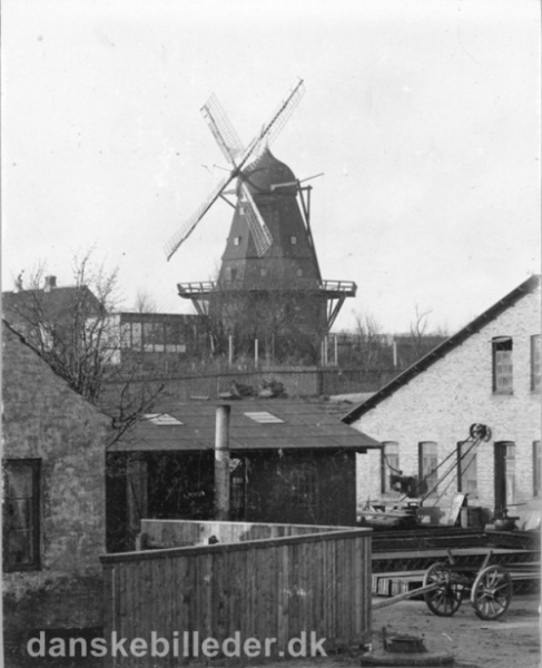Fil:Margrethemøllen (Ukendt) 1890.jpg