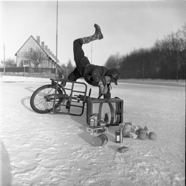 Fil:Væltende bydreng, Ib Hansen, 1955.jpg