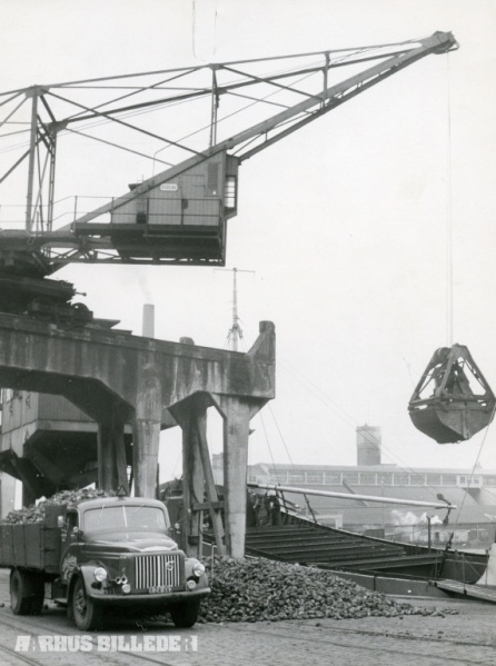 Fil:Århus Havn losning af sukkerroer ved kulkajen november 1957..jpg