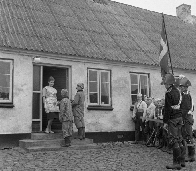 Fil:Fastelavnssoldater, Kasted, Tilst 1961, Jørn Timm.jpg