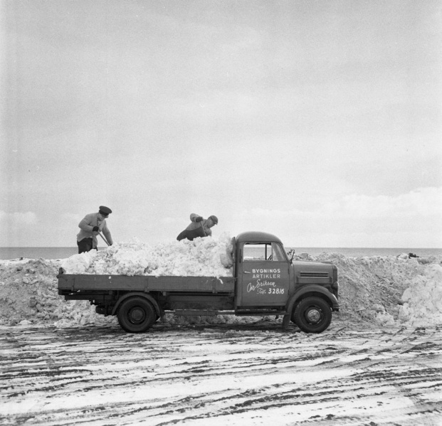 Fil:Snekastere, Ib Rahbek-Clausen 1960.jpg