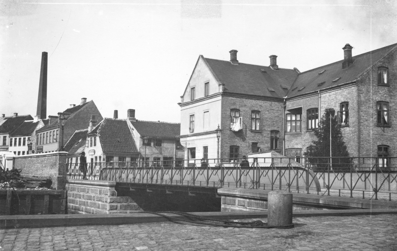 Fil:Dynkarken og Dynkarkbroen 1903.png