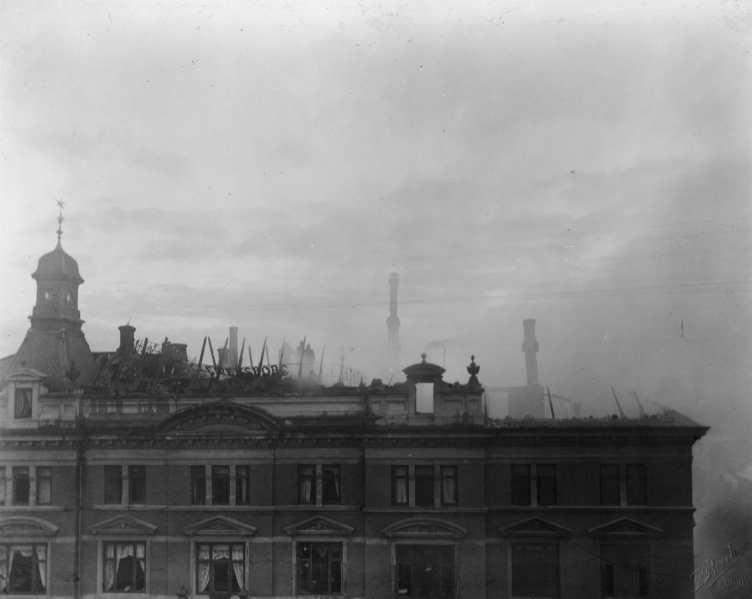 Fil:Clemensborg efter branden i 1911.jpg