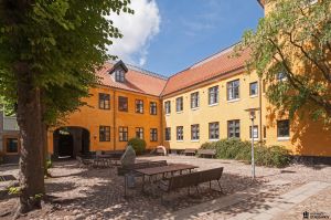 thumb Aarhus Katedralskole (Gul Bygning) set fra skolegården. Fotograf Ib Nicolajsen, 2015, Aarhus Stadsarkiv.