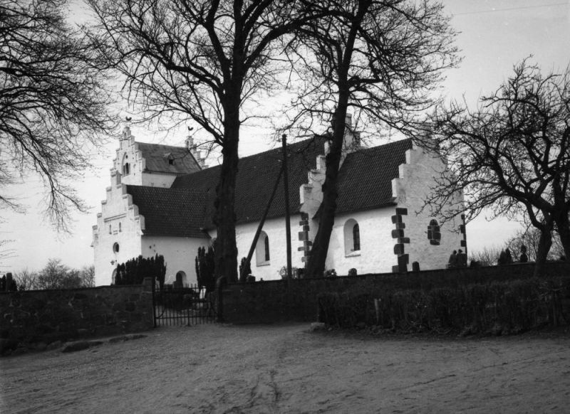 Fil:Tilst Kirke1955, Thomas Pedersen.jpg