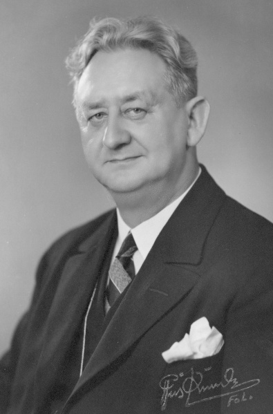 Fil:Einar Stecher Christensen, Riis Knudsen, ca. 1944.jpg