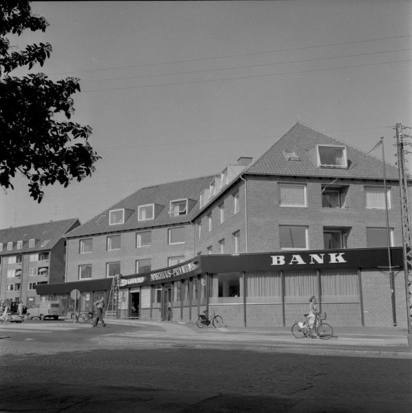 Fil:Ny bank på Stjernepladsen 1958.jpg