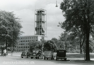 Frederiks Allé ved Rådhusparken, Aarhus Rådhus ca. 1955.jpg