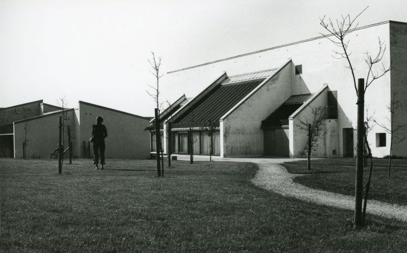 Fil:Ellevang Kirke 1977, Poul Pedersen.jpg