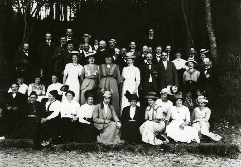 Fil:Viby Skole læreudflugt, 1914, ukendt fotograf.jpg