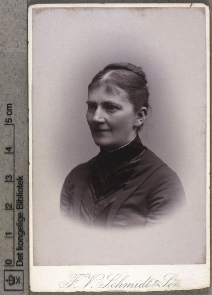 Fil:Emilie Paludan-Müller ca 1892.jpg