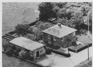 Bungaloven Kunnerupvej nr. 74 og fryseboksen til venstre for det..jpg