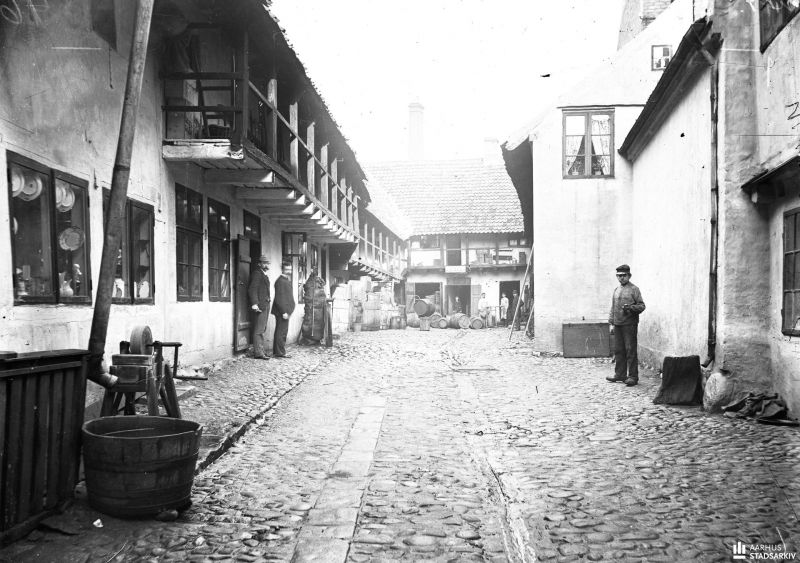 Fil:Baggård i Vestergade.jpg