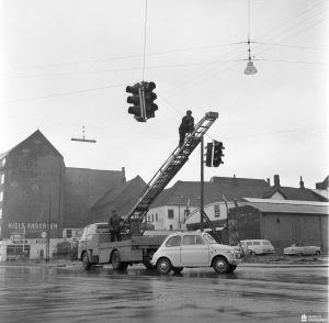 Færdselsfyr Nørreport – Kystvejen foran Niels Andersens biler.jpg