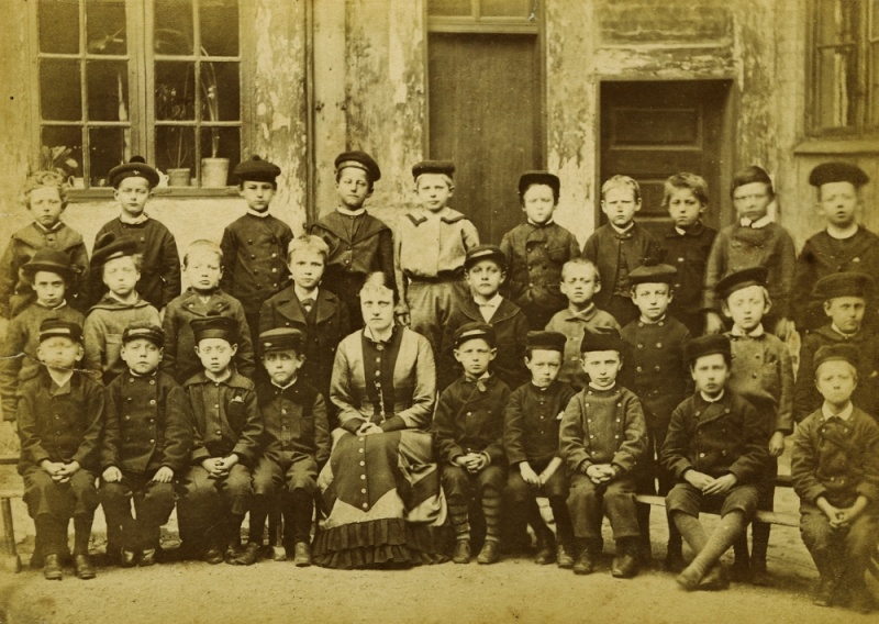 Fil:Borgerdrengeskolen, Vestergade 23, ca. 1880, ukendt fotograf.jpg