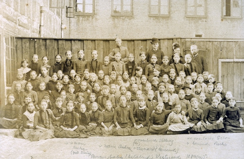 Fil:Borgerpigeskolen Vestergade 23, ca. 1889, ukendt fotograf.jpg