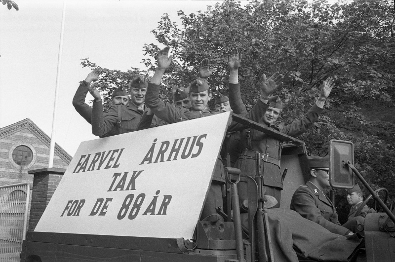 Fil:Afmarch fra Vester Allé Kaserne, Børge Venge.jpg