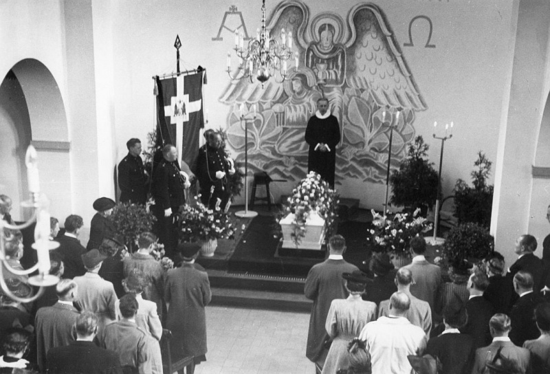 Fil:Stecher Christensens bisættelse, Hammerschmidt Foto, 1945.jpg